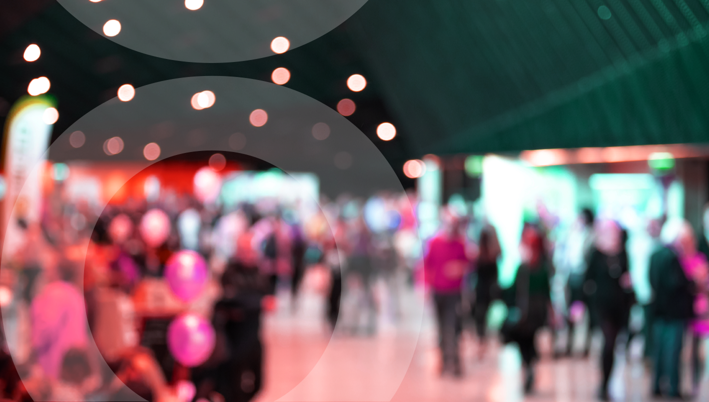 Ein junger Mann in blau rotem Licht