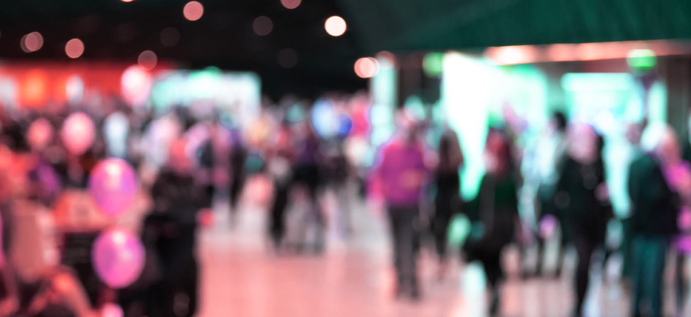 Ein junger Mann in blau rotem Licht