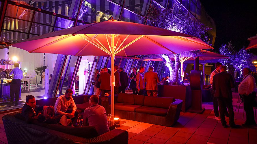 Außenbereich im Kameha Bonn bei ECR iN MOTiON 2026 mit Besucher:innen der Veranstaltung