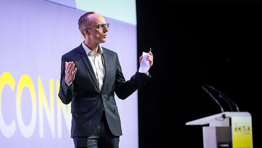 Ralf Tröger von GS1 Germany bei einem Vortrag auf der MOTiON Stage: Von Produktdaten zu Produktempfehlungen: Erkenntnisse aus vier Agentic-Commerce-Piloten
